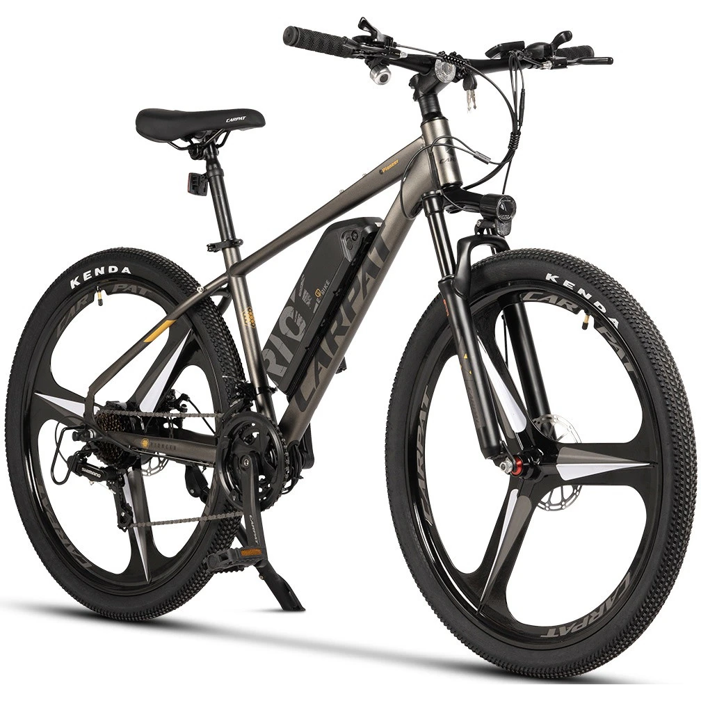 Carpat Elektromos rásegítésű MTB kerékpár 27"-os kerekekkel, 250 W-os motor, Shimano felszerelés, tárcsafékek, felfüggesztés és zár, 21 sebességfokozat, szürke/fekete, Pioneer Genius alumínium vázzal és 36v10ah akkumulátorral a vázra rögzítve