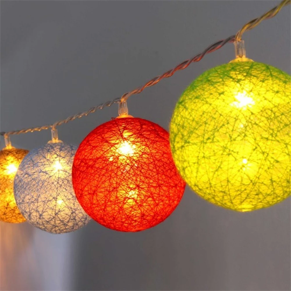 IRIS Gömb alakú 6cm/színes fonott/1.5m/barna-piros-kék-zöld/10db LED-es/USB-s fénydekoráció