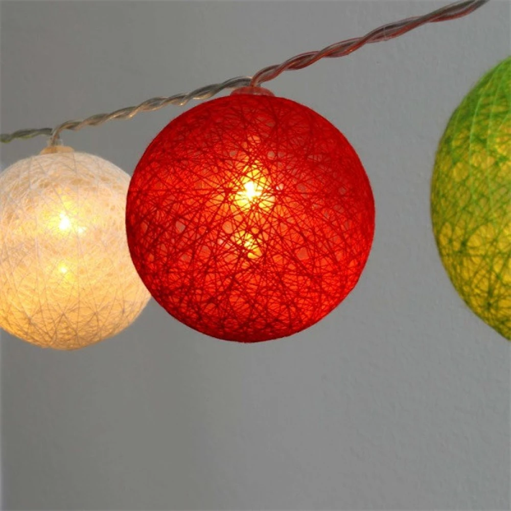 IRIS Gömb alakú 6cm/színes fonott/1.5m/piros-fehér-zöld/10db LED-es/USB-s fénydekoráció