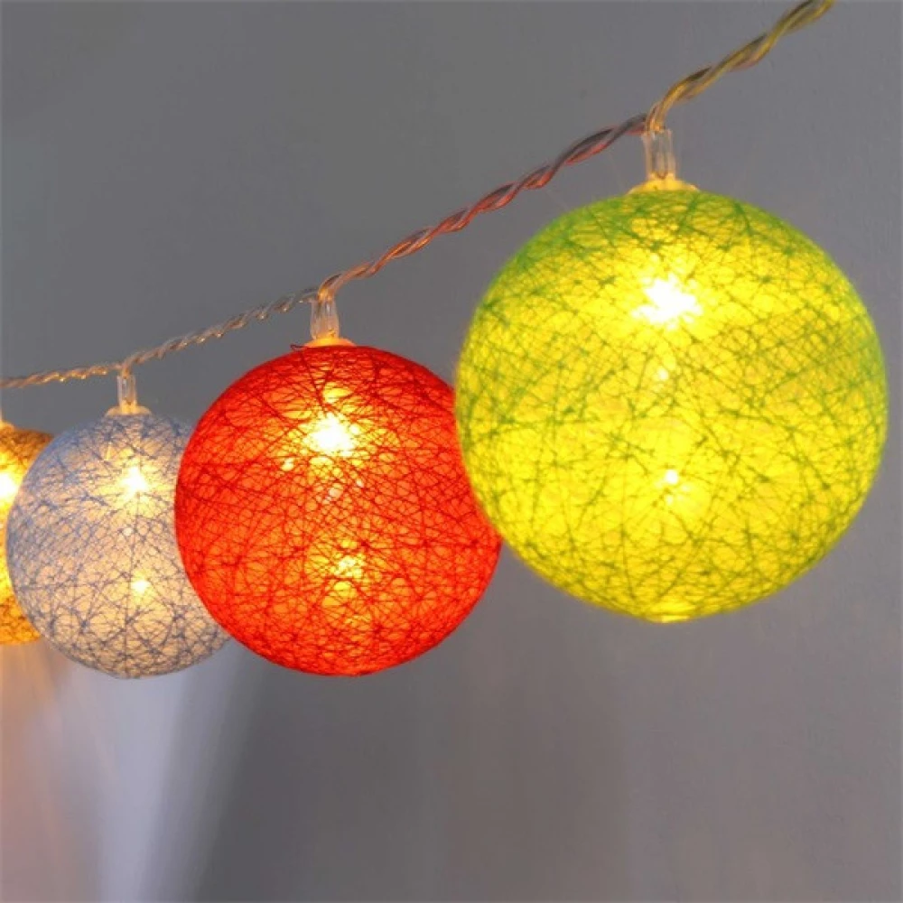 IRIS Gömb alakú 6cm/színes fonott/4.5m/barna-piros-kék-zöld/30db LED-es/USB-s fénydekoráció