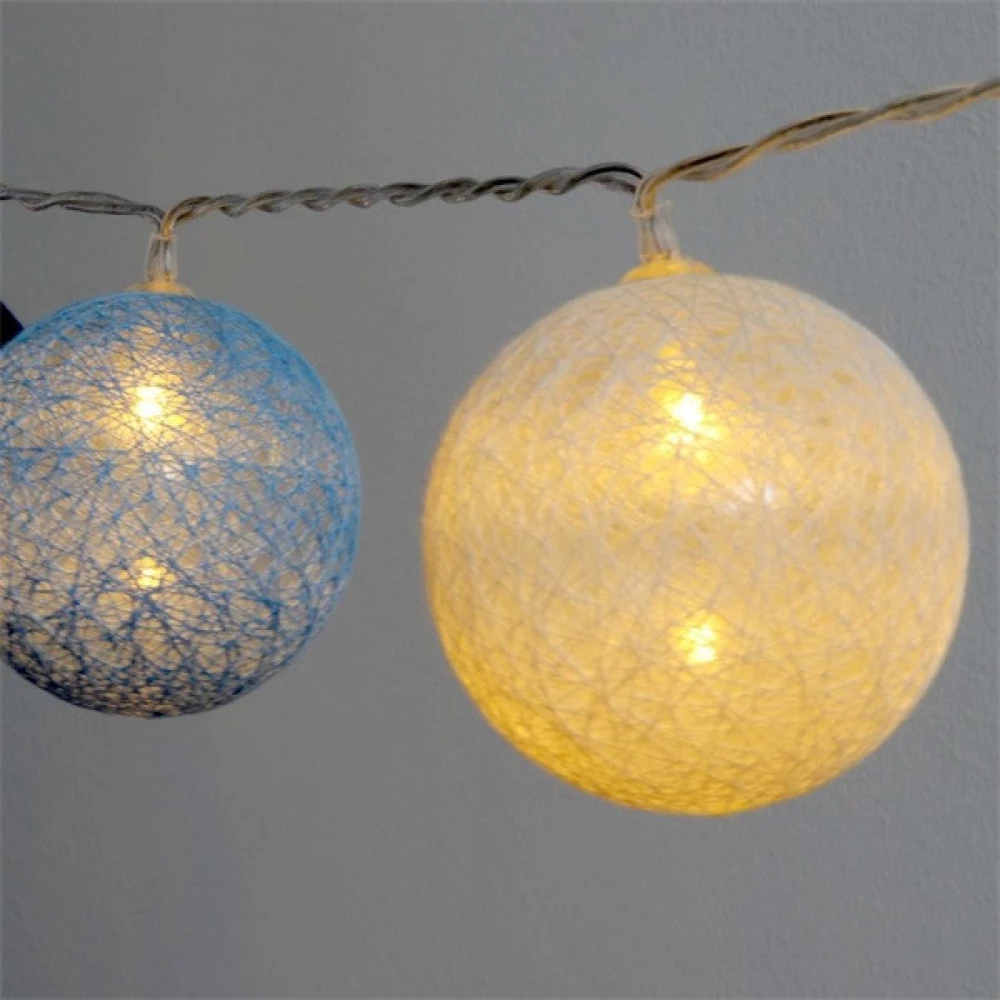 IRIS Gömb alakú 6cm/színes fonott/4.5m/kék-v.kék-fehér/30db LED-es/USB-s fénydekoráció