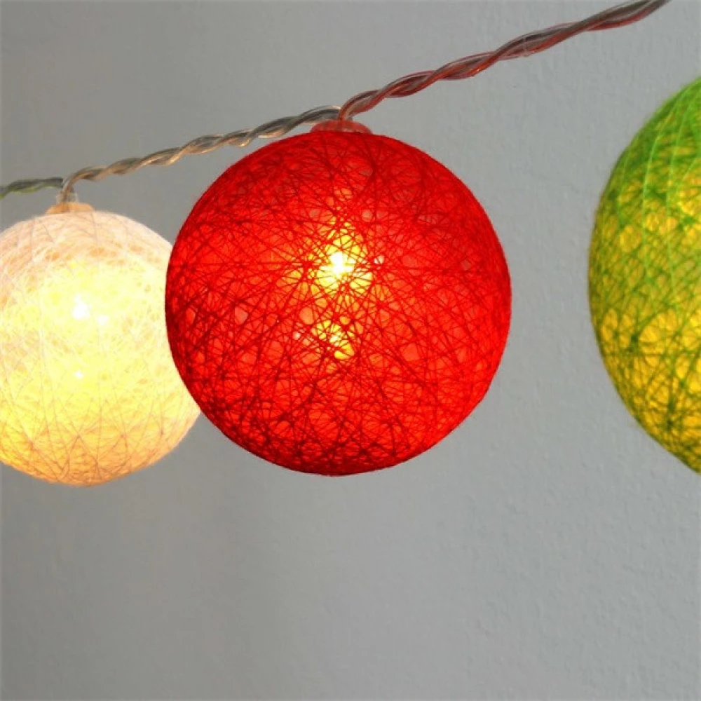 IRIS Gömb alakú 6cm/színes fonott/4.5m/piros-fehér-zöld/30db LED-es/USB-s fénydekoráció