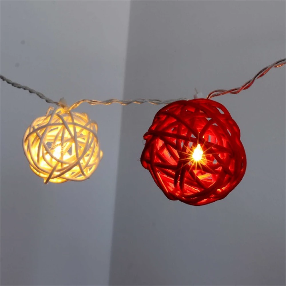IRIS Gömb alakú fonott/rattan/4m/fehér + piros/20db LED-es/3xAA elemes fénydekoráció